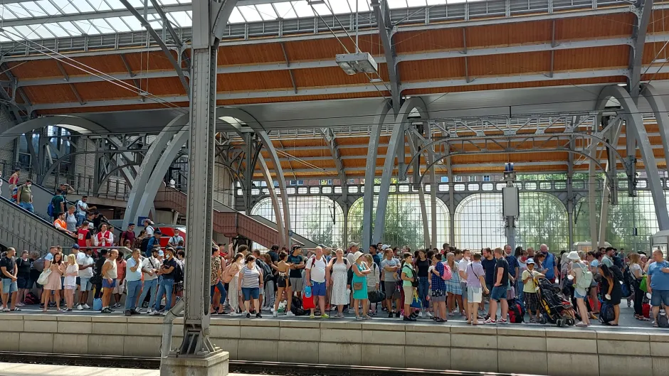 Voller Bahnsteig auf dem Lübecker Hauptbahnhof
